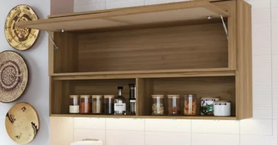 Armários aéreos com abertura basculante